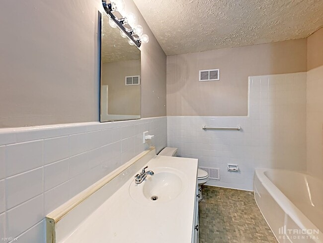 Building Photo - 1122 Paramount Cir