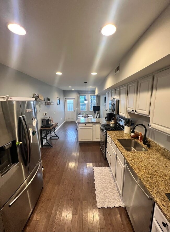Open kitchen with breakfast bar - 1706 William St