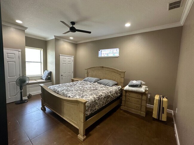 Building Photo - ***Spacious Country Living with Modern Com...