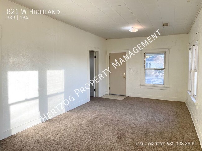 Building Photo - Large 3 Bedroom!