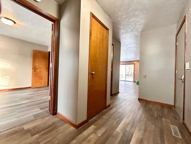 Building Photo - Four Bedroom Duplex in Kentwood - $400 OFF your 1st Month, Move-in by 2/15/26