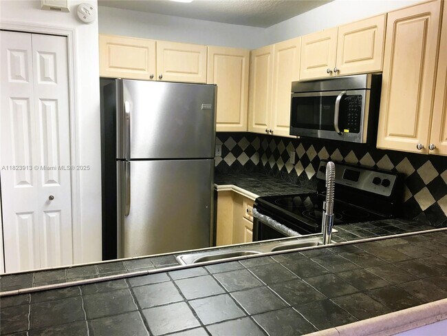 Foto del edificio - 6202 NW 115th Pl