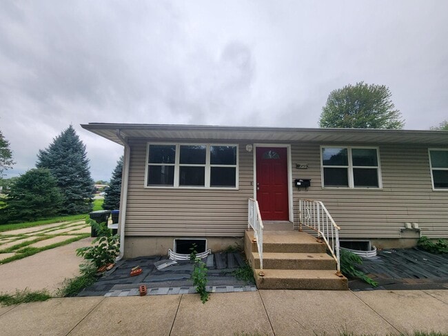 Building Photo - 1611 Crescent St