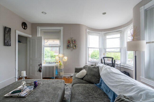 Building Photo - Bright One Bedroom spacious
