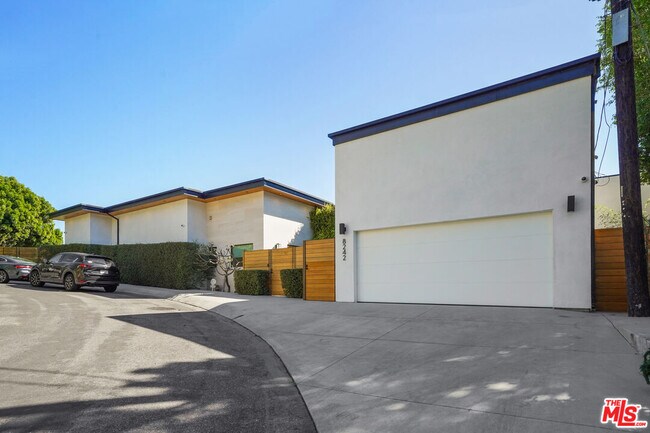 Foto del edificio - 8242 Hillside Ave