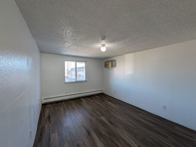 Building Photo - 2 Bed 1 Bath Condo Available NOW!