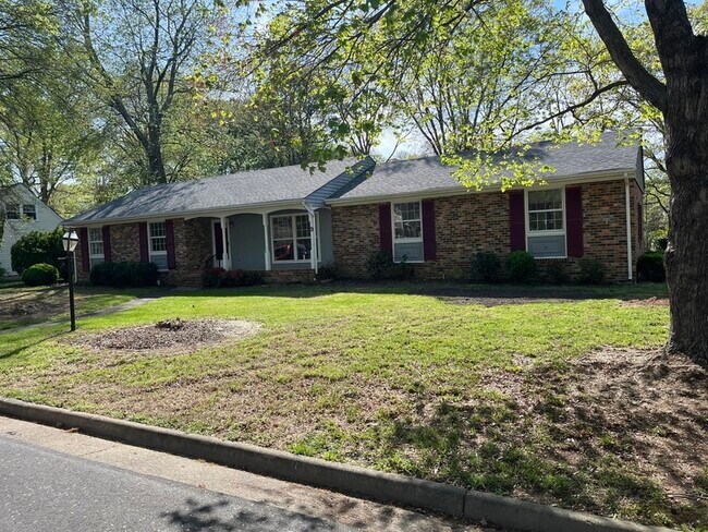 Foto del edificio - 1530 Featherstone Dr