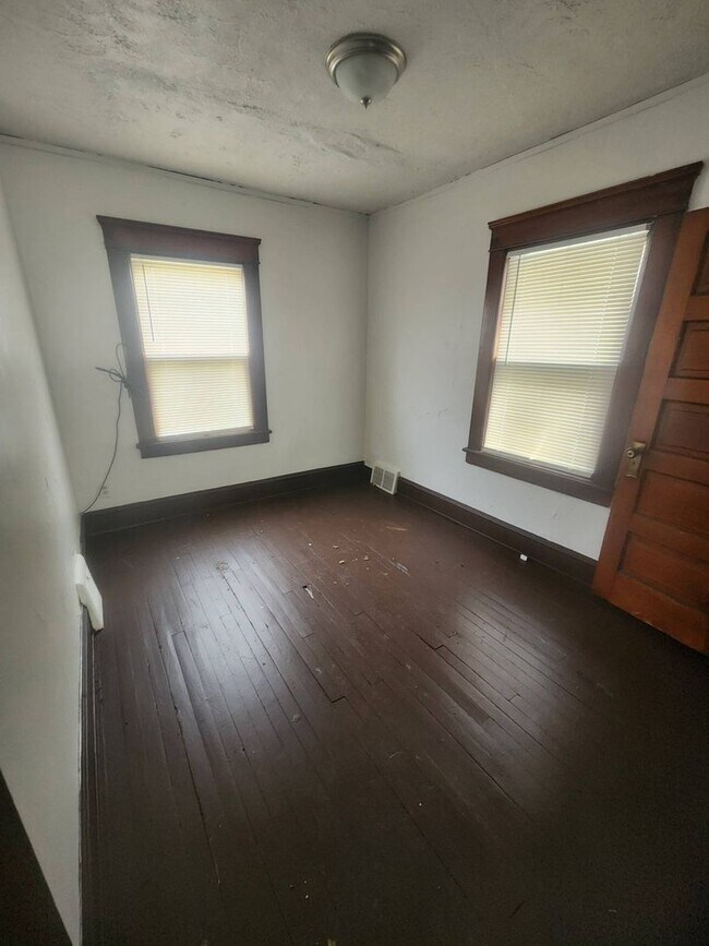 Building Photo - "Discover Your Dream Home: A Spacious 4-Be...