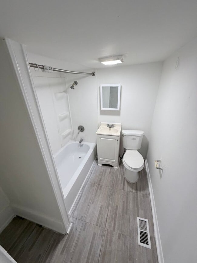 Building Photo - 2 bed 1 bath Brand new