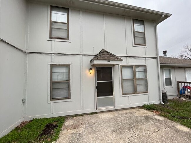 Building Photo - Completely Updated Townhome - 2 bed/ 1 bat...