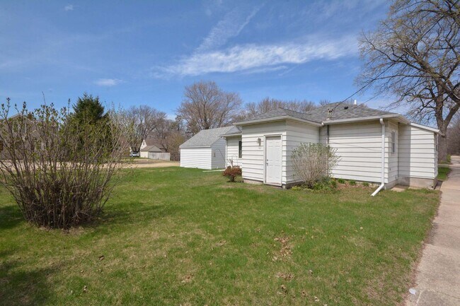 Building Photo - Cute 1br home with oversized lot
