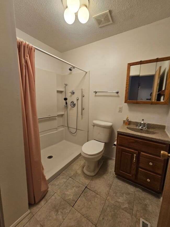 Foto del edificio - NW 3 Bedroom 1 bath, Large Fenced Yard, 1 Stall Garage