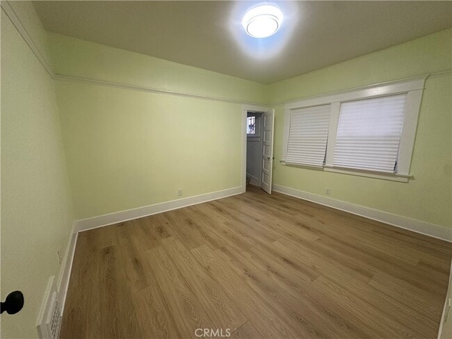 Building Photo - 1054 W 46th St