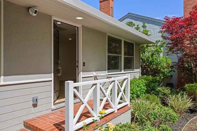 Building Photo - Modern Remodeled Menlo Park Home with Designer Kitchen and Private Yard