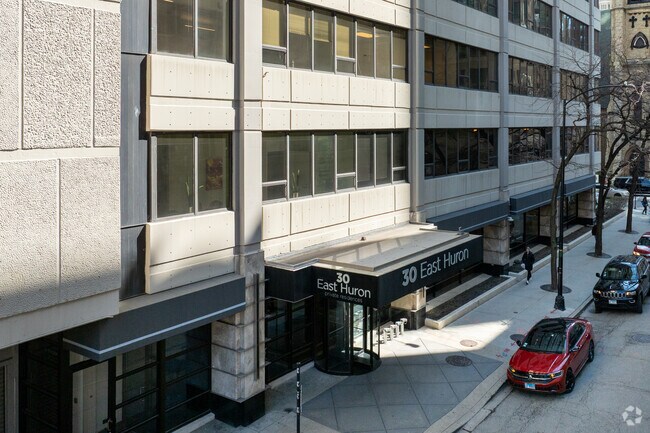 Entrada - 30 E Huron St