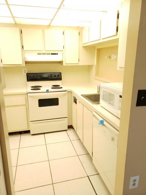 Building Photo - 3611 SW 117 AVE #10-402