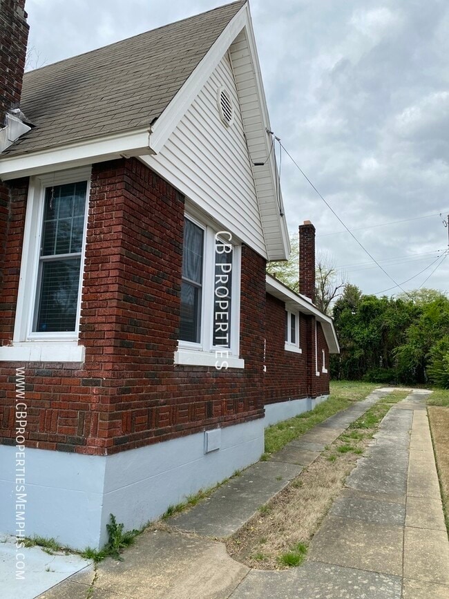 Building Photo - 965 University St