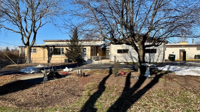 Foto del edificio - 304 E Hawthorne Dr