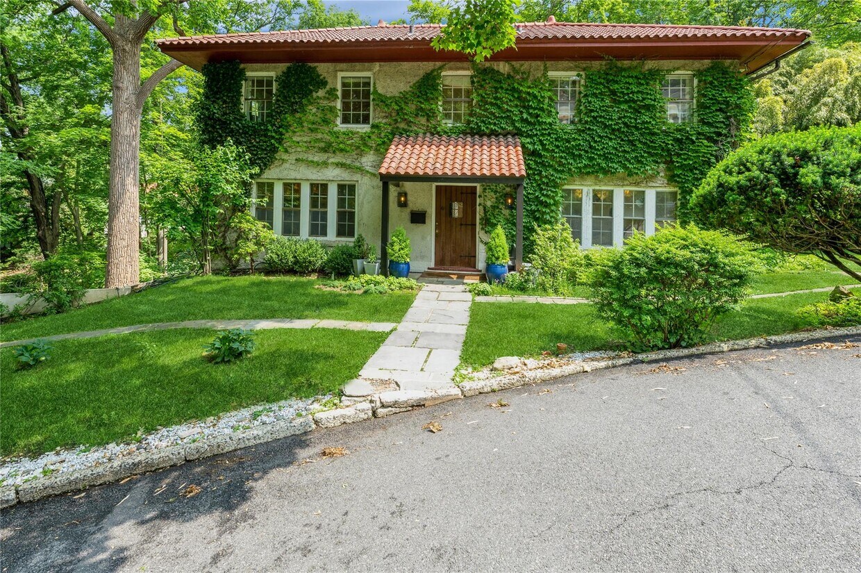 Primary Photo - 61 Colonial Ave