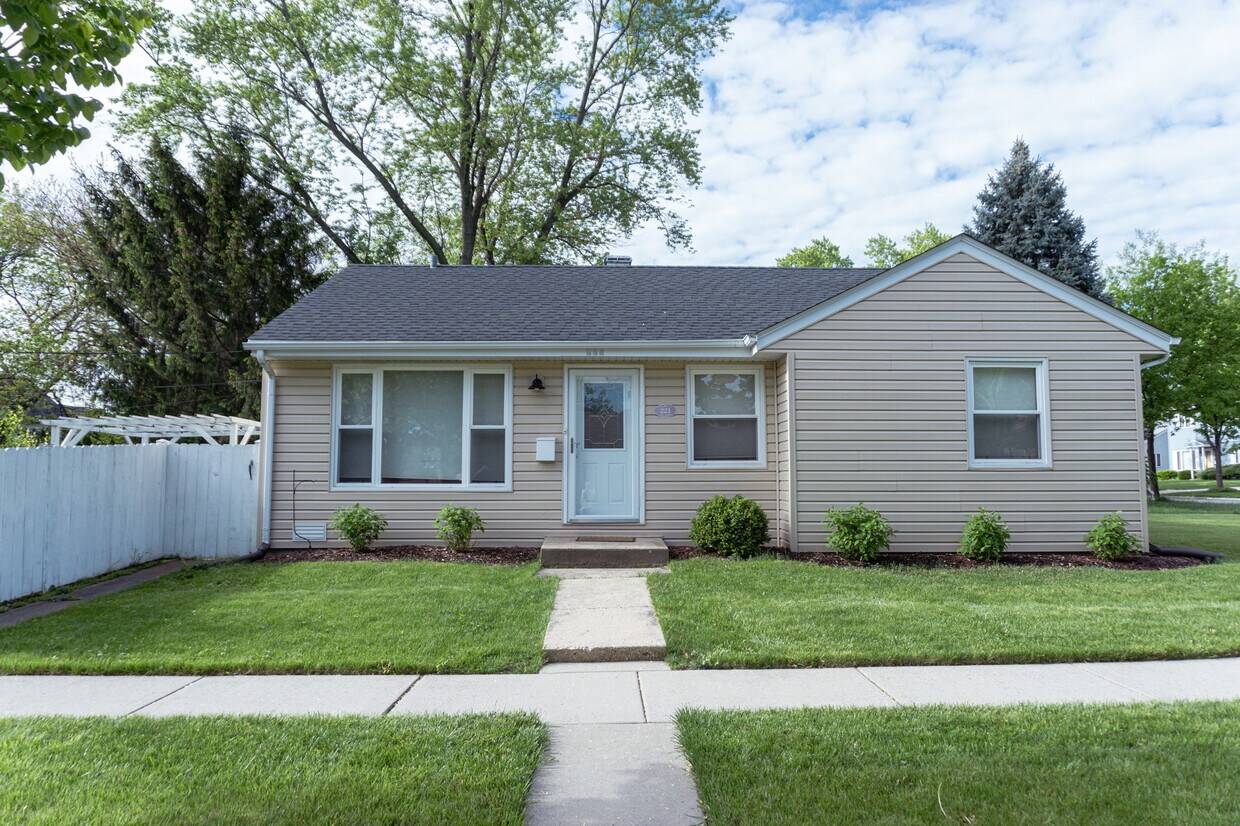 Primary Photo - 221 N Elm St