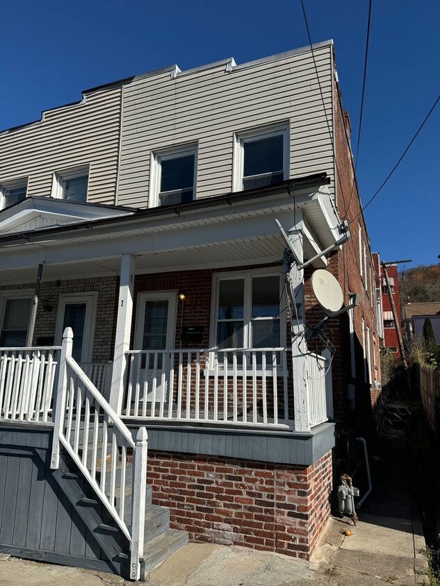 Foto principal - THREE BEDROOM End of ROW near Casino and L...