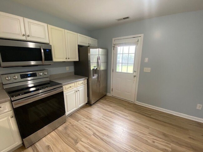 Building Photo - Welcome to this charming 3 bedroom 2 bathr...