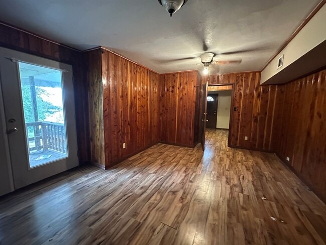 Building Photo - Welcome to this charming 3-bedroom, 2-bathroom home located in the heart of Russellville, AR.