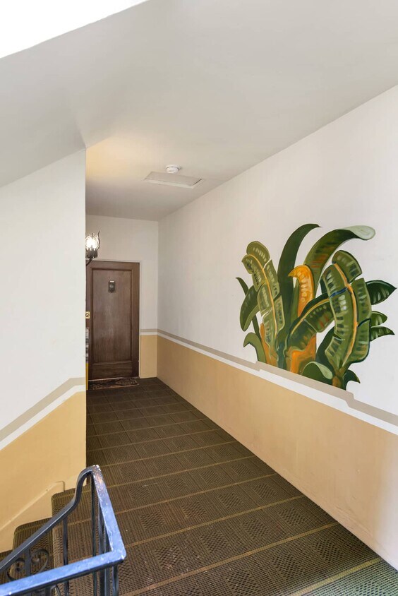 top floor - 1345 N Hayworth Ave