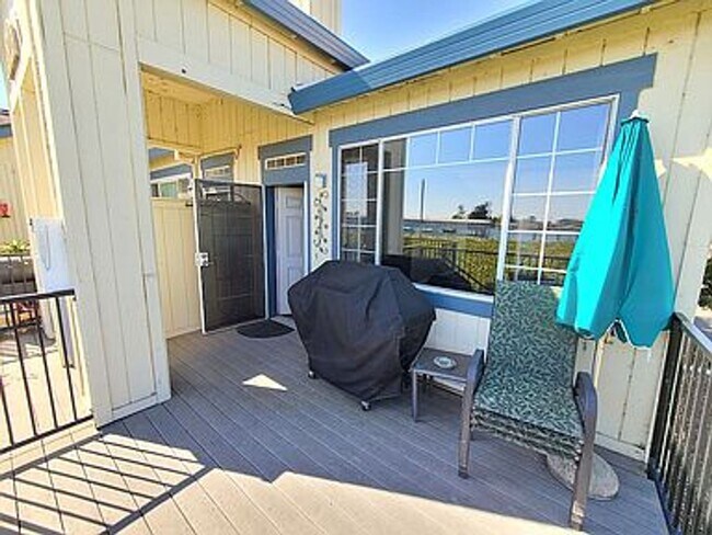 Foto del edificio - Fabulous Waterfront Condo with Private Boa...