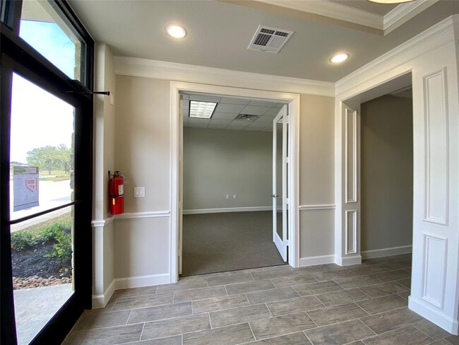 Building Photo - 633 E Fernhurst Dr