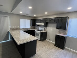 Building Photo - 2800 E Valley Oaks Dr