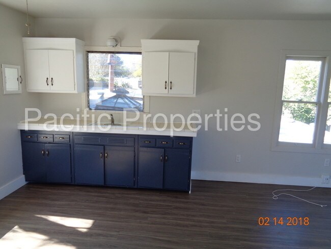 Building Photo - Fully Remodeled Studio Apartment