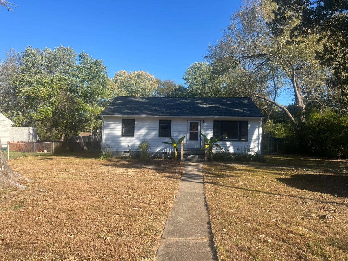 Foto principal - 3 Bedroom Rancher on Spacious Lot