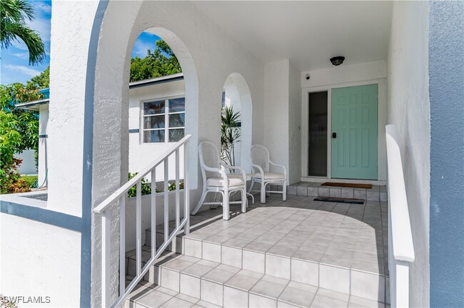 Building Photo - 288 Castaways St