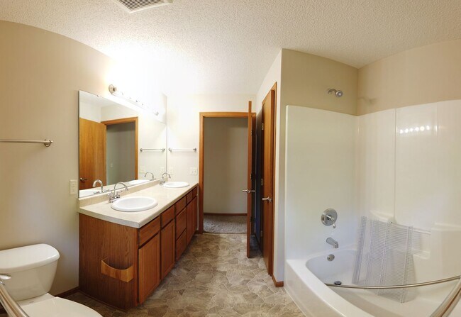 Foto del edificio - One Level 2 Bedroom Townhome