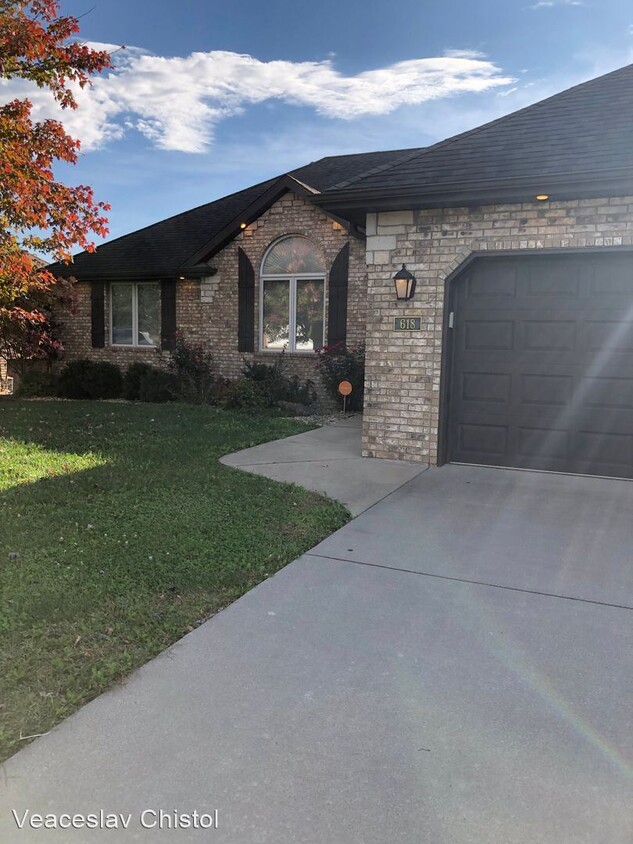 Primary Photo - 5 br, 3 bath House - 618 N Maplewood Hills Rd