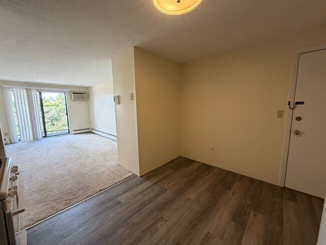 Foto del edificio - Bright 2BR Condo with Balcony, Pool & Heat Included – Prime Commuter Location