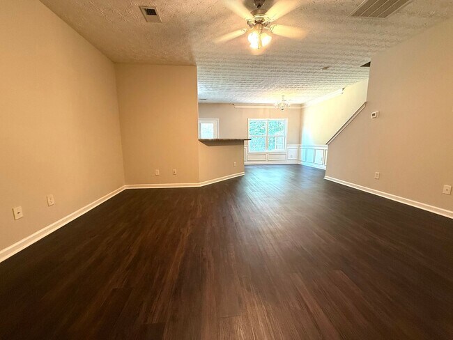 Building Photo - Welcome to this charming 3 bedroom, 2.5 ba...