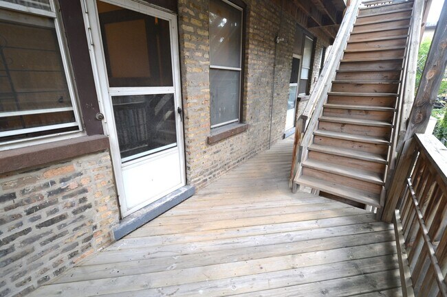 Foto del edificio - Stunning updated Wrigleyville 4-bed, 3-bath duplex featuring a modern kitchen, renovated baths & ...
