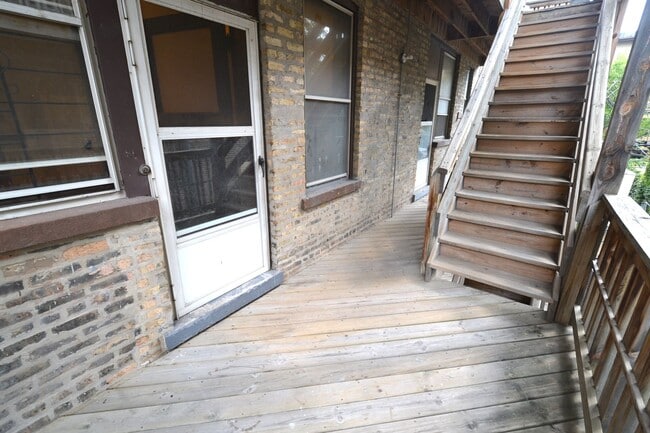 Building Photo - Stunning updated Wrigleyville 4-bed, 3-bath duplex featuring a modern kitchen, renovated baths & ...
