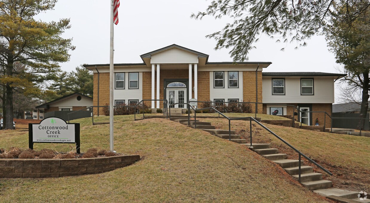Cottonwood Creek Apartments in Saint Joseph, MO