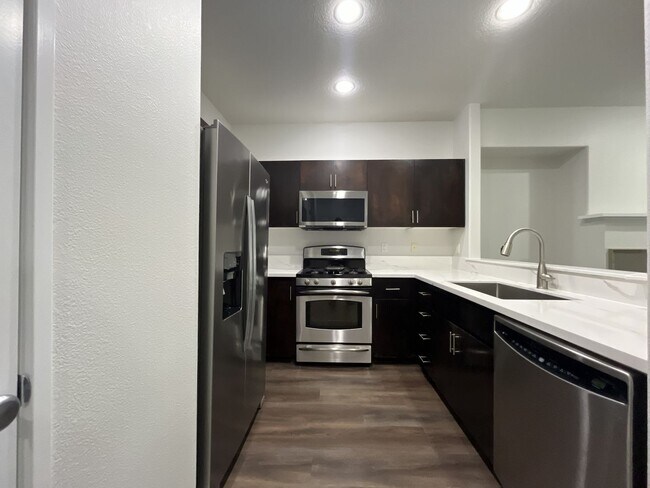 Foto del edificio - Beautifully Updated Bethany Townhome with Private Backyard and Modern Finishes