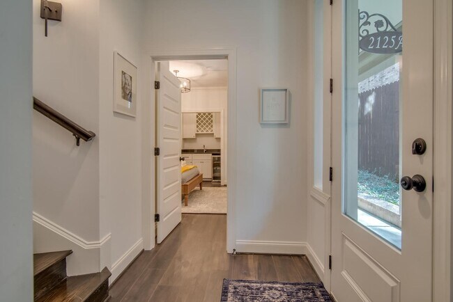 Foto del edificio - Beautifully appointed 3-bedroom furnished townhome in sought-after Hillsboro Village!