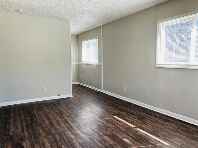 Foto del edificio - 6102 E Fayetteville Dr