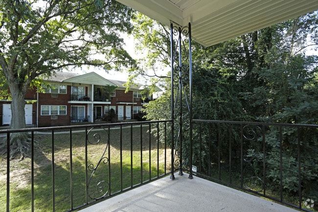 One Bedroom (#48) - Balcony - Strathmore Gardens Apartments