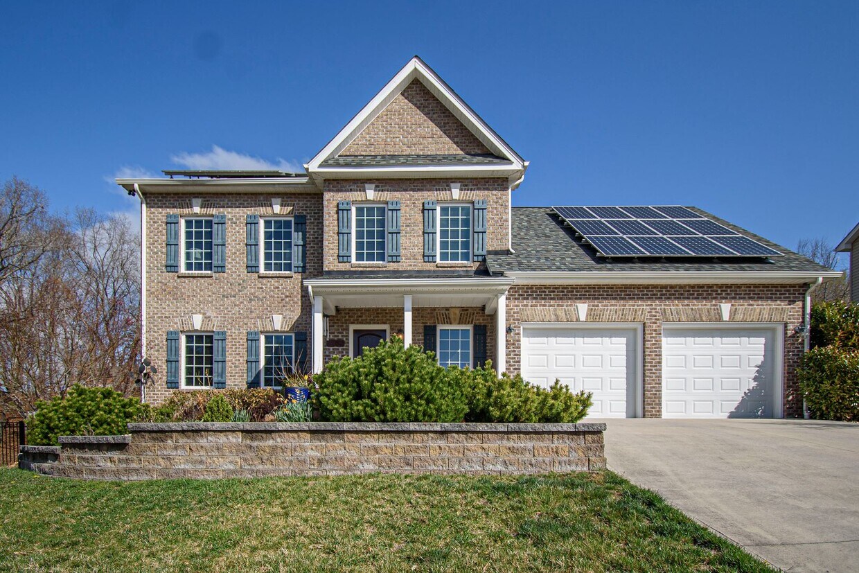 Primary Photo - Spacious Home with Hot Tub, Fenced Yard an...