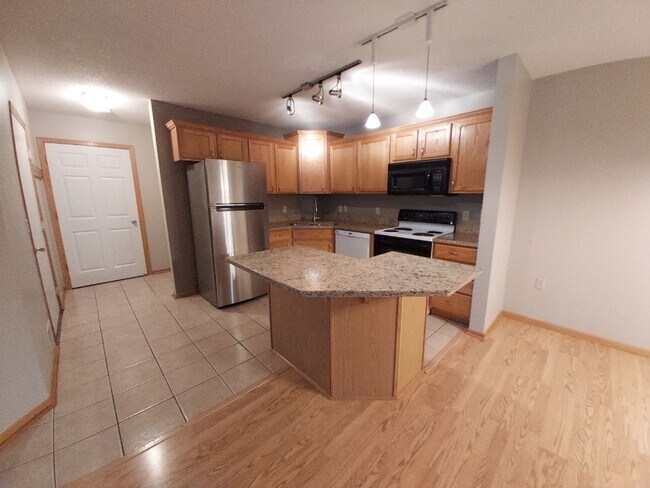 Foto del edificio - 2 Bedroom 1.5 Bathroom End Unit Townhome in Hudson