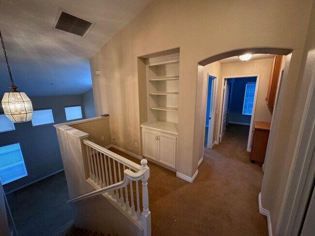 Building Photo - Charming 2-Story, 3 Bedroom, 2 1/2 Bathroom Ventura Home for Lease!