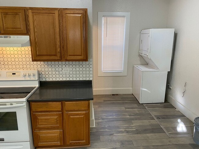 Foto del edificio - I70/BRIGHTON BLVD, EYLRIA-SWANSEA, 2 BED, NEW FLOOR/PAINT/TILE/STORAGE/FENCE, COVERED PORCH! UPDA...