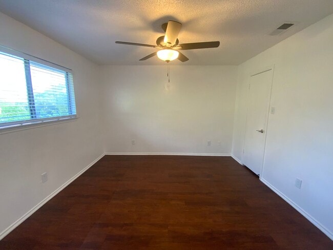 Foto del edificio - 9524 Woodvale-